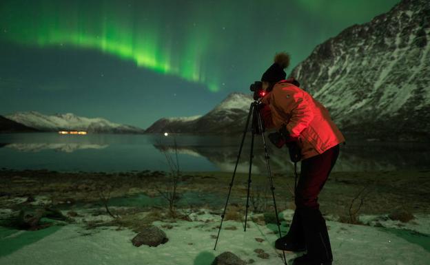 Momento en que Lucía capta con su cámara la aurora boreal./LP