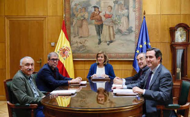 La ministra, durante una reunión son sindicatos y patronal. /Archivo