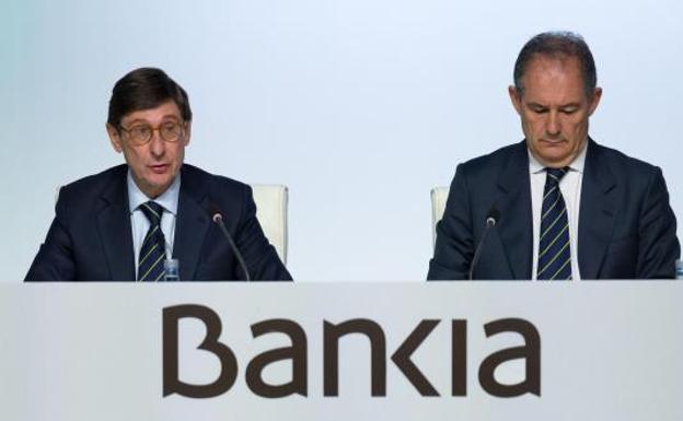 El presidente del Bankia, José Ignacio Goirigolzarri (i), junto al consejero delegado, José Sevilla (d), durante la junta general de accionistas de Bankia. /Efe