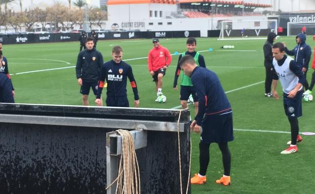 Toni Lato, junto con sus compañeros en el entrenamiento del Valencia CF./Lourdes Martí