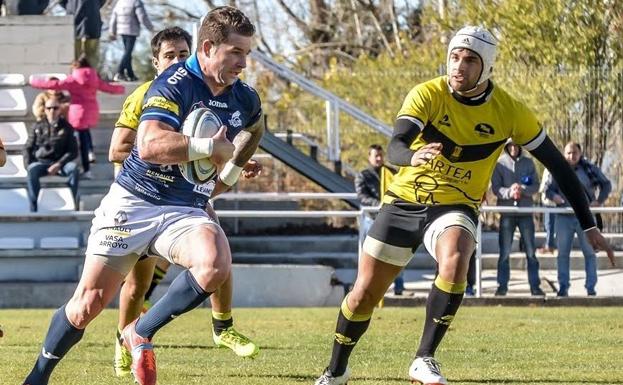 Eaton, del VRAC Quesos Entrepinares, conduce el balón oval en un partido contra el Artea RT./