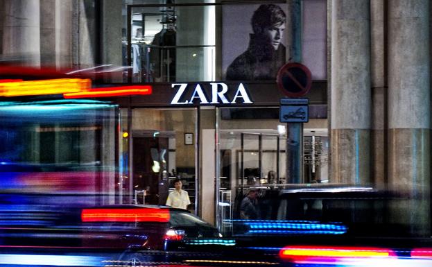 Tienda de Zara en la confluencia del Paseo de Gracia con Gran Via, en Barcelona./Vicens Gimenez