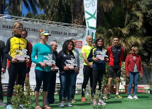 Neus Mas en el podio femenino de la Mitja Marató de Elche. / lp
