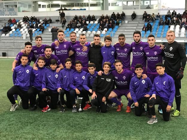 Los jugadores de la UE Gandia posan con el infantil A, campeones de la Gandia Cup, antes del partido de esta jornada ante el CD Dénia. / lp