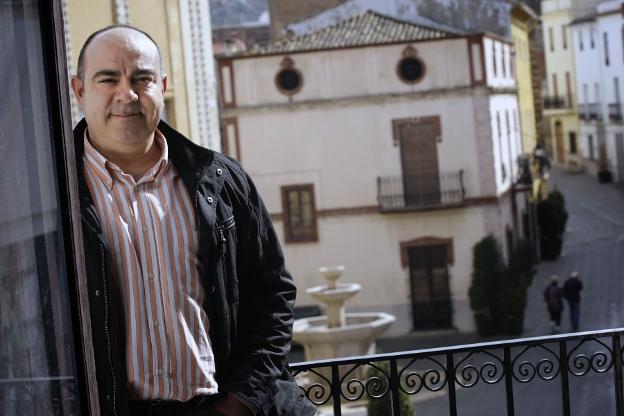 Enric Llorca, en el balcón del ayuntamiento de Villalonga. / lp