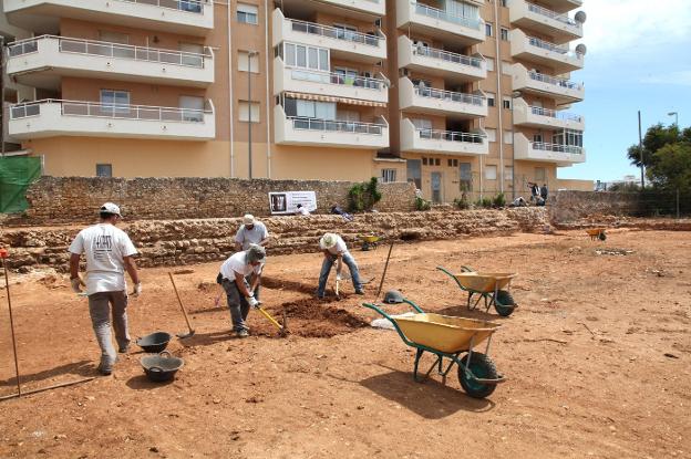 Los operarios especializados que están llevando a cabo la excavación arqueológica en un solar de la avenida Joan Fuster, donde han sacado a la luz parte del Fortí. / Tino Calvo
