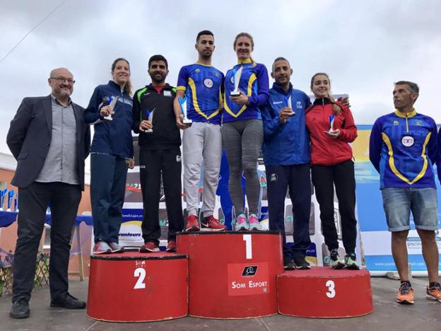 Los vencedores en la categoría senior reciben los trofeos en el podio. / Javier zamora