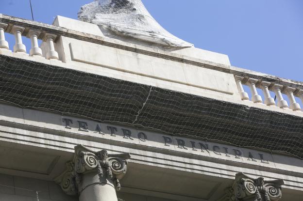 Las mallas que, desde junio del año pasado, recubren la fachada del Principal para evitar desprendimientos a la vía pública. / d. torres