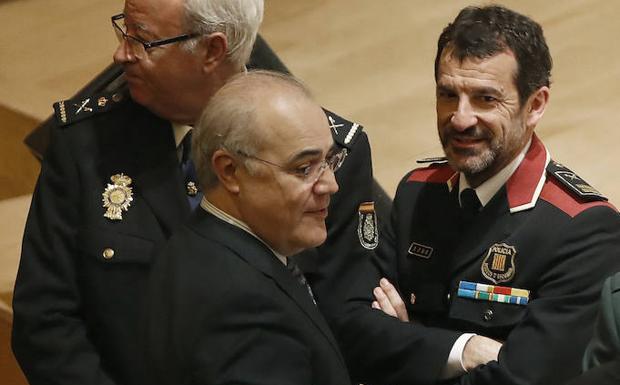 Pablo Llarena (c) habla con Ferran López (d). /Andreu Dalmau (Efe)