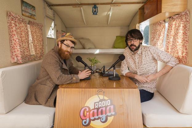 Manuel Burque y Quique Peinado, en la caravana de 'Radio Gaga'. / lp