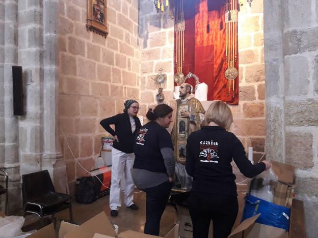 Las expertas preparando los materiales para la restauración. / r. e.