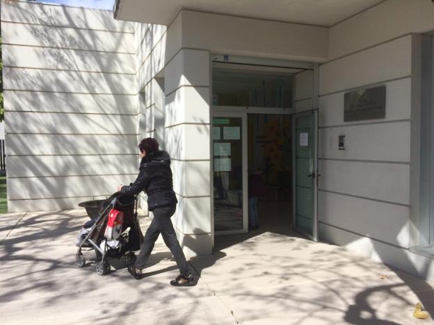 Acceso principal a la escuela infantil Centre Històric. / lp