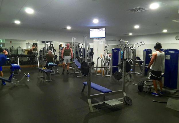 Una de las salas del gimnasio del polideportivo. / lp