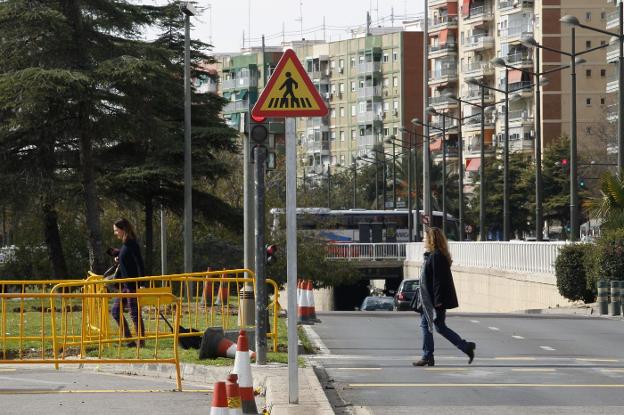 Un vecino cruza la avenida del Cid justo antes del túnel. / irene marsilla