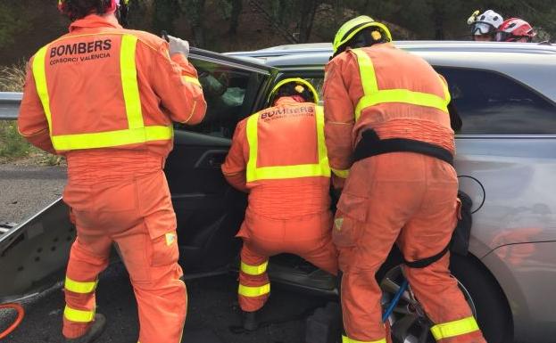 Los bomberos excarcelan a una persona atrapada en su vehículo tras el accidente en Manises./Consorcio Provincial de Bomberos