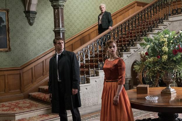 Max Irons y Stefanie Martini, y al fondo, Glenn Close, en 'La casa torcida'. / lp