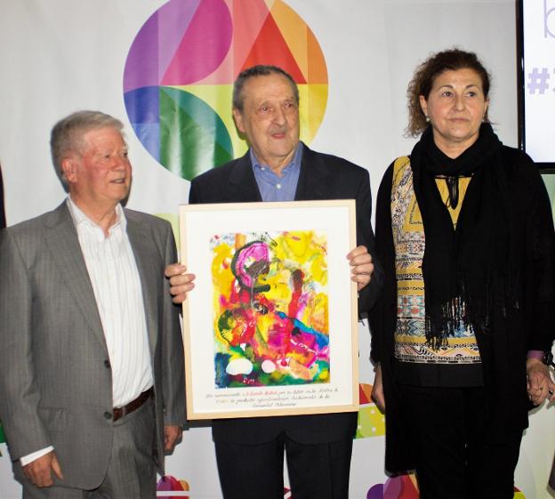 Eduardo Mestres, junto a Inma Amo y Félix Cuartero. / lp