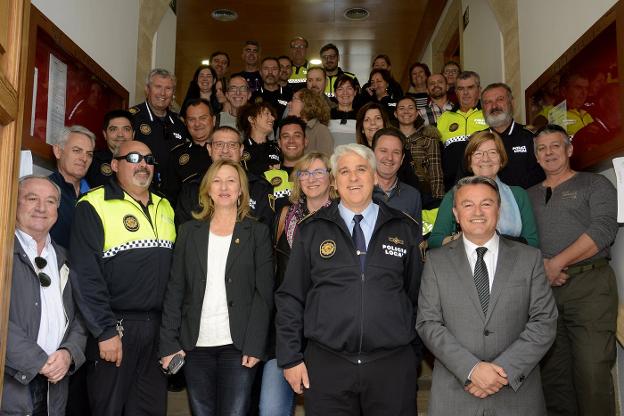 Monfort junto a sus compañeros, el alcalde José Chulvi y la edil de Seguridad, Pepa Gisbert. / LP