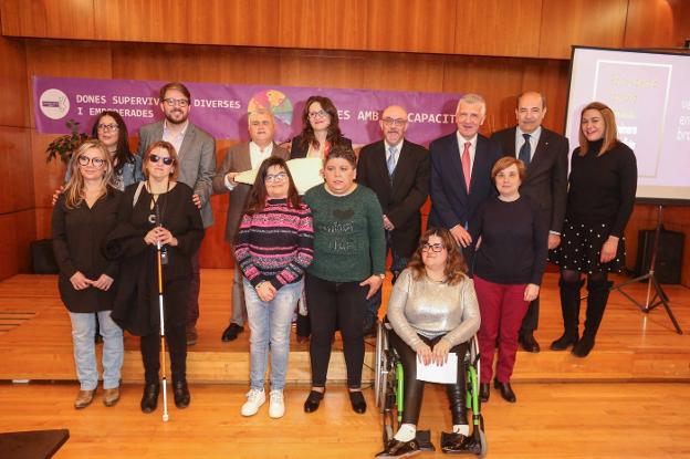 Mónica Oltra, Enrique Llín y Luís Vañó, ayer, en la presentación de la traducción al braille del pacto. / lp