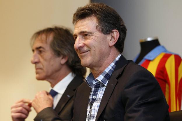 Mario Alberto Kempes, en uno de sus actos como embajador del Valencia, con Arias a su derecha. /Irene Marsilla