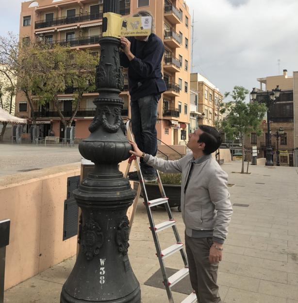El alcalde, Rafa García, observa la instalación de un operario. / lp