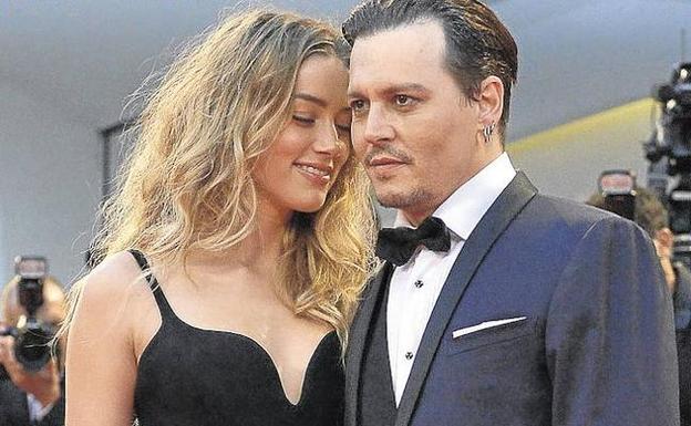 Amber Heard y Johnny Depp cuando eran pareja. /AFP