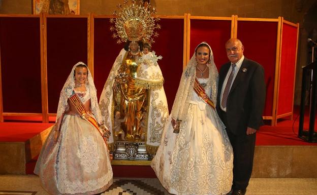Falleras Mayores de Valencia de 2016, Sofía Soler (derecha) y Alicia Moreno (izquierda), durante el Besamanos fallero junto con el presidente de los Seguidores de la Virgen de los Desamparados, Juan Arturo Devís./A.R.