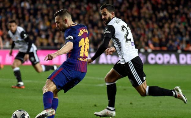 Montoya disputa un balón con Jordi Alba./AFP