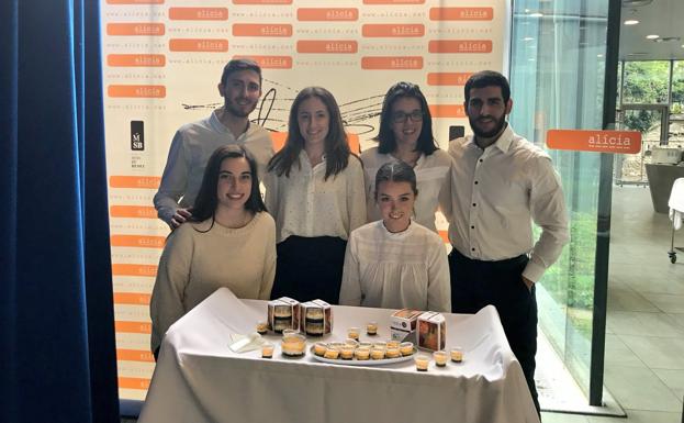 El equipo junto al plato premiado.