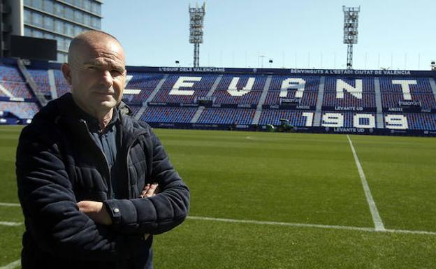 Paco López en el césped de Orriols./Juan J. Monzó