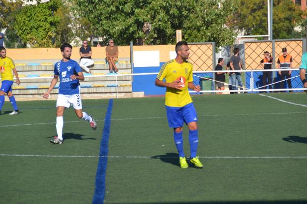El centrocampista dianense Javi durante un partido de esta temporada. / J. Zamora