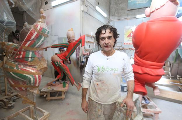 Detalle. Javier Álvarez-Sala, pintando en su taller. / lp
Cambio. Paco Giner, junto a la última falla que ha firmado de Especial en Exposición. :: juanjo monzó
Nuevo rumbo. José Lafarga ha decidido cerrar su taller y trabajar para el artista Pere Baenas. :: juanjo monzó