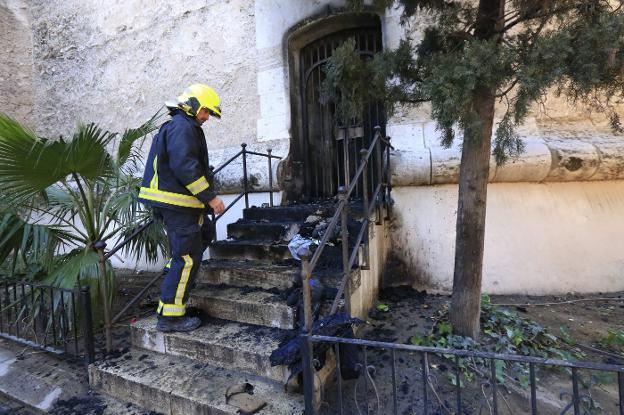 Un bombero en la extinción de un incendio en las torres de Quart el pasado 5 de enero. / manuel molines