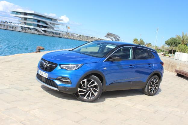 La luz del Mediterráneo se refleja en el Opel Grandland X. /