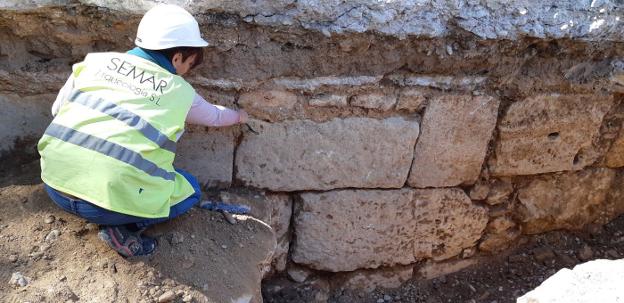 Un tramo de las piedras de origen romano encontradas en las obras junto al viejo cauce. / lp