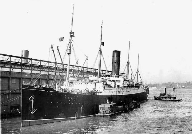 19 de abril de 1912. El 'Carpathia' reposa en el muelle 54 del puerto de Nueva York, un día después de atracar con los 706 supervivientes del malogrado 'Titanic' a bordo. /RC