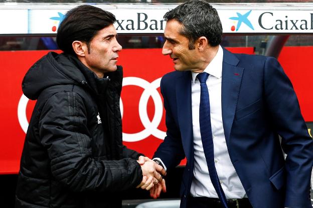 Marcelino y Valverde se saludan antes del encuentro. / EFE/ Andreu Dalmau
