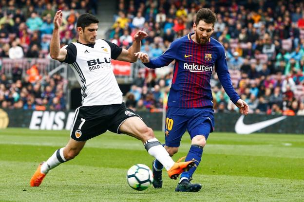 Guedes defiende a Messi en un lance del encuentro del Camp Nou. / EFE/ Andreu Dalmau