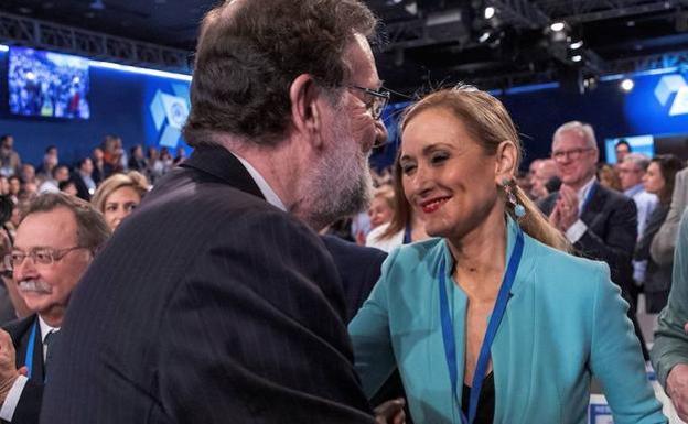 Rajoy saluda a Cristina Cifuentes durante la convención del PP celebrada el pasado fin de semana en Sevilla./EFE