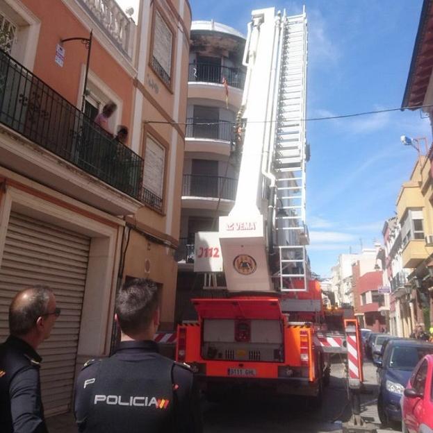 Bomberos, durante el rescate./Consorci Provincial de Bombers de València