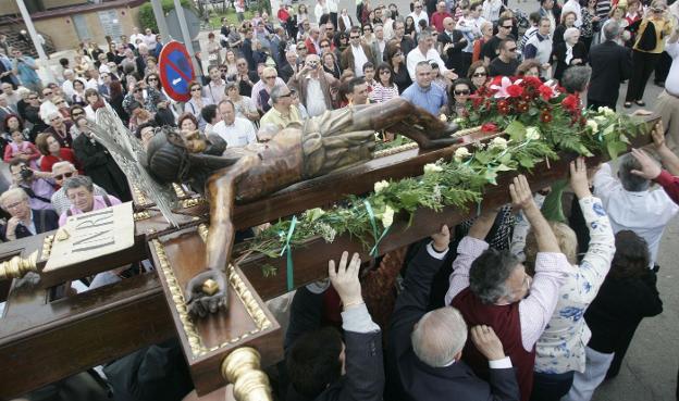 Traslado del Cristo del Grao a la parroquia Santa María del Mar tras su llegada por mar. /Damián Torres