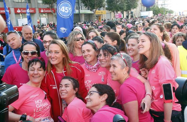 Mireia Belmonte se fotografía con participantes. / juanjo monzó