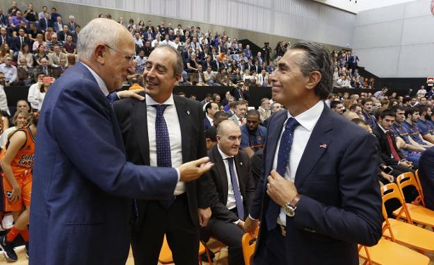 Juan Roig charla con Vidorreta y Scariolo en L'Alqueria del Basket. / jesús signes