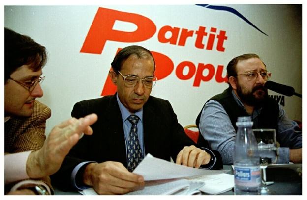En 1998, Enrique Álvarez Conde, en el centro de la imagen, era un alto cargo del Gobierno del PP. / l. a.