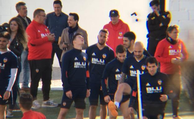 Un momento del entrenamiento del Valencia, esta tarde en Paterna./LP