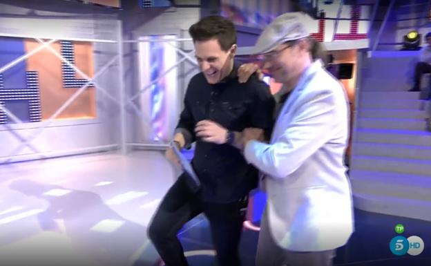 El padre de Christian Gálvez irrumpió en 'Pasapalabra en familia'.