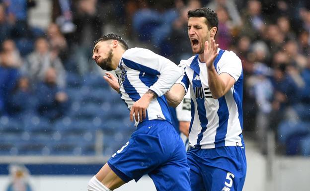 Iván Marcano (dcha.), celebra un gol con su compañero del Oporto Álex Telles./Afp