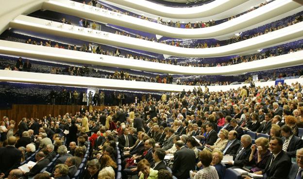 El público llena la sala Principal del Palau de les Arts. / jesús signes