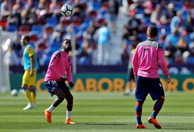 Fahad, antes del partido contra Las Palmas. / EFE/ Manuel Bruque