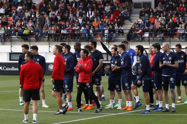 Marcelino y sus futbolistas, en el último entrenamiento a puerta abierta que hubo. / irene marsilla